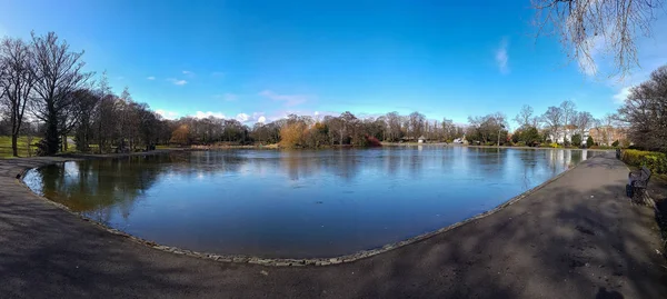 Semi-frozen pond at Lease Park in Newcastle, UK on an early spri — Stock Photo, Image