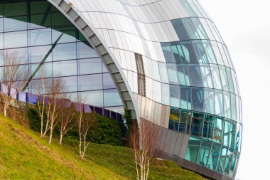 Adaçayı Gateshead bir bölümünü görüntüleyin. Bu modern bina müzik için uluslararası bir ev sahipliği yapmaktadır. Bu nehir Tyne Newcastle, İngiltere'de güney kıyısında yer almaktadır. 