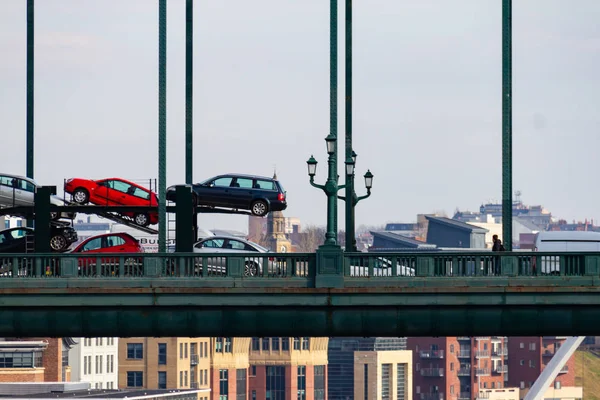 Trem de carros novos transportados atravessando a Ponte Tyne em Newcastle Quayside em um dia nublado — Fotografia de Stock