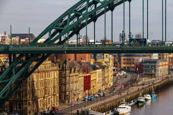 Stadtsilhouette von Newcastle mit Tyne Bridge im Blick am Newcastle-Kai — Stockfoto