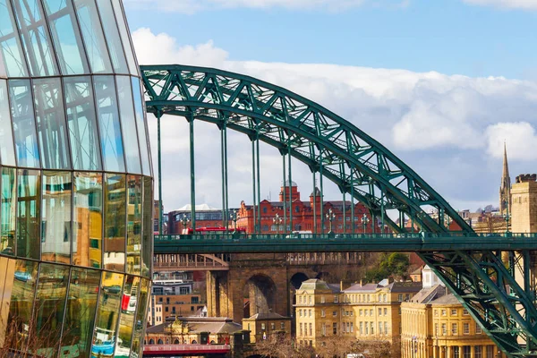 Widok przekroju Sage Gateshead, Tyne most i panoramę Newcastle. Sage Gateshead jest międzynarodowym domem muzyki. Znajduje się na południowym brzegu rzeki Tyne w Newcastle, Uk. — Zdjęcie stockowe