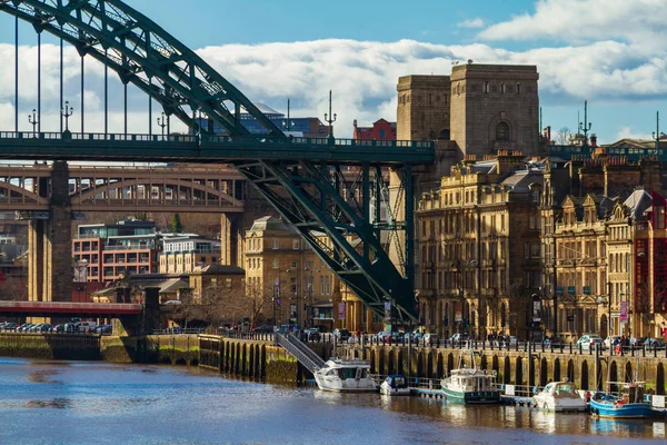 Vue d'une section du pont Tyne et de Newcastle Skyline. Ouvert en 1928, le pont Tyne est le plus célèbre des sept ponts traversant la rivière Tyne. — Photo