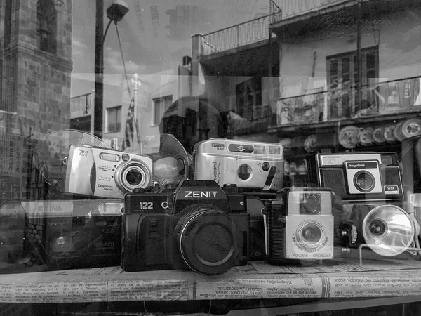 Bir ürün yelpazesine klasik vintage film kamera ve flaş birimleri di — Stok fotoğraf
