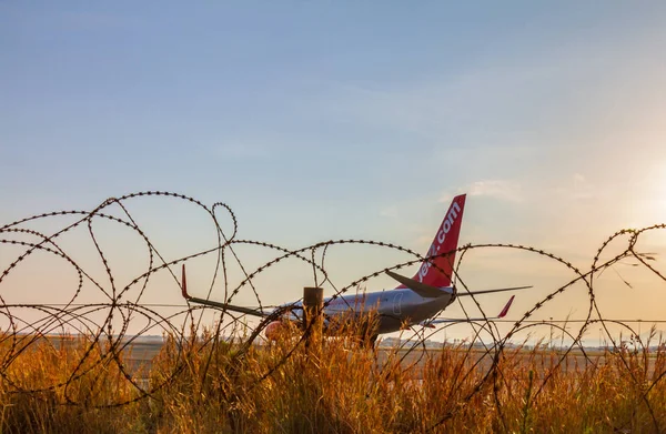 Jet2 Boeing 737 επιβατικό αεροπλάνο στο Διεθνές Αεροδρόμιο της Λάρνακας — Φωτογραφία Αρχείου