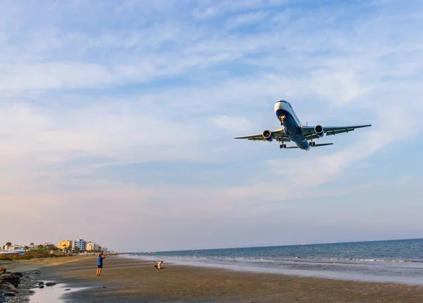 British Airways Boeing 767 πάνω από την παραλία Mckenzie πριν από την προσγείωση στο — Φωτογραφία Αρχείου