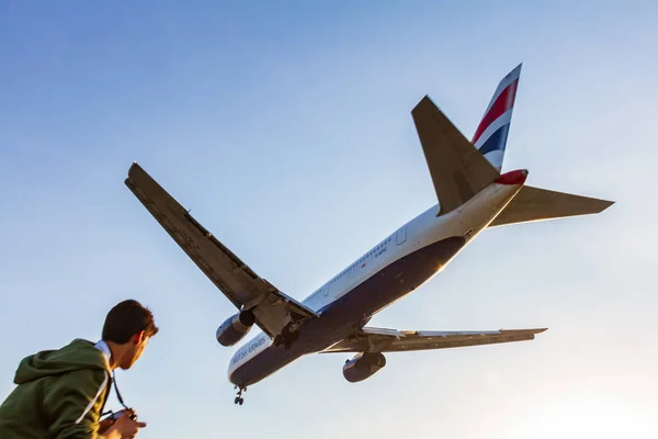 British Airways Boeing 767 στιγμές πριν από την προσγείωση στην Λάρνακα Int — Φωτογραφία Αρχείου