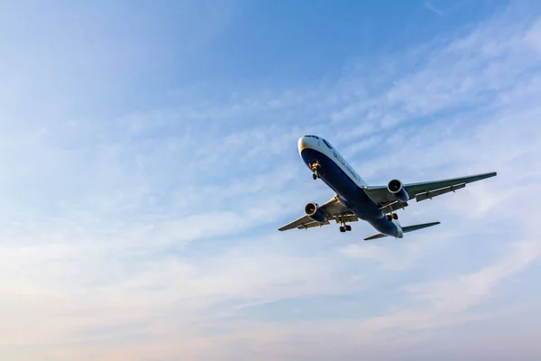 British Airways Boeing 767 moments before landing at Larnaca Int — Stock Photo, Image