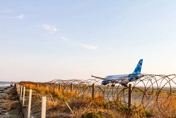 Aeromobile Cobalt Aero Airbus A319 passeggeri su Larnaca International — Foto Stock