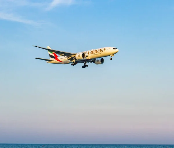 Emirates Airline Boeing 777 sopra il mare poco prima dell'atterraggio — Foto Stock