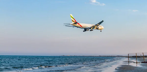 Emirates Airline Boeing 777 sobre el mar segundos antes del aterrizaje — Foto de Stock
