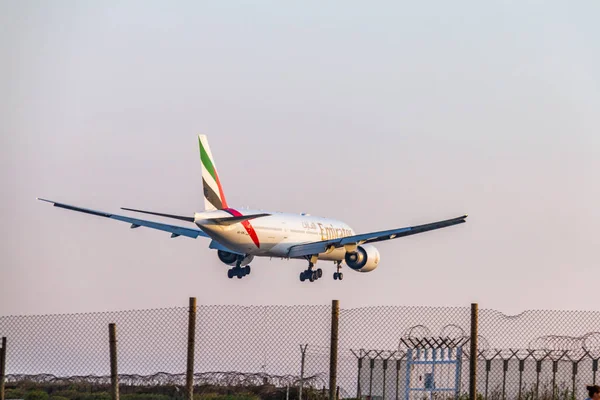 Emirates Airline Boeing 777 sopra la recinzione pochi secondi prima di landi — Foto Stock