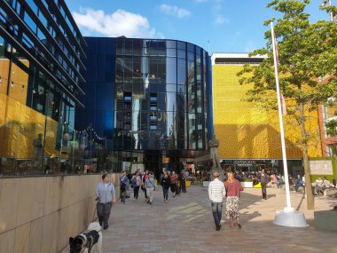 İnsanlar güneşli bir yaz öğleden sonrasında Home Center yakınlarındaki Birinci Cadde Geliştirme Merkezi 'nde kendilerini eğlendiriyorlar.