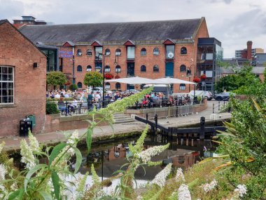 İnsanlar Manchester Castlefield bölgesinde bir restoranda yiyip içiyorlar.