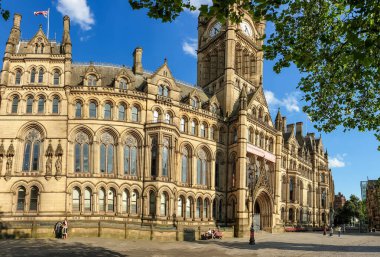 Güzel bir yaz gününde Manchester Belediye Binası 'nın panoramik manzarası