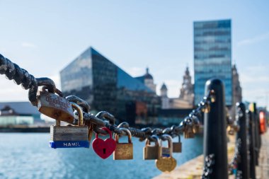 Liverpool Rıhtımı, Liverpool Limanı 'nda asma kilit, yaz öğleden sonra.