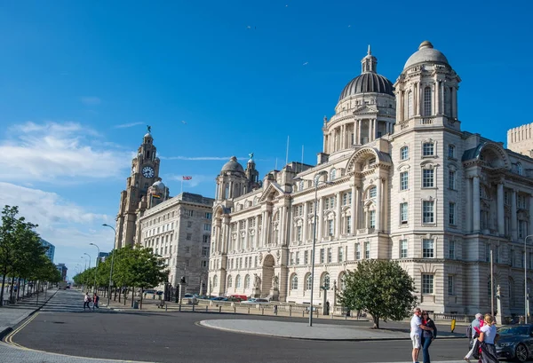 Bord de l'eau de Liverpool avec des touristes qui s'amusent et les bâtiments des Trois Grâces en vue par un bel après-midi d'été — Photo