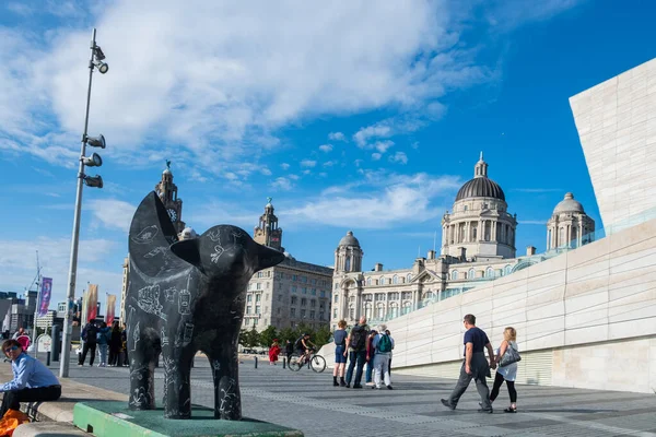 Les gens s'amusent au bord de l'eau de Liverpool par une belle journée d'été — Photo