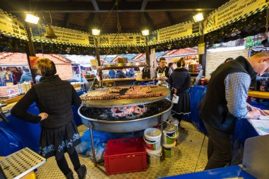 Albert Meydanı 'nda, Belediye Binası yakınlarındaki Noel Pazarı