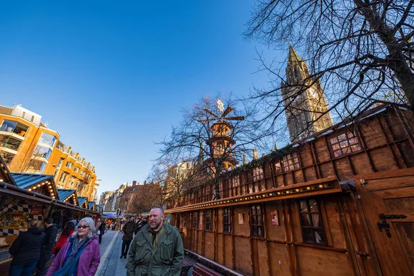 Mercados de Navidad en Albert Square cerca del Ayuntamiento de Manches — Foto de Stock