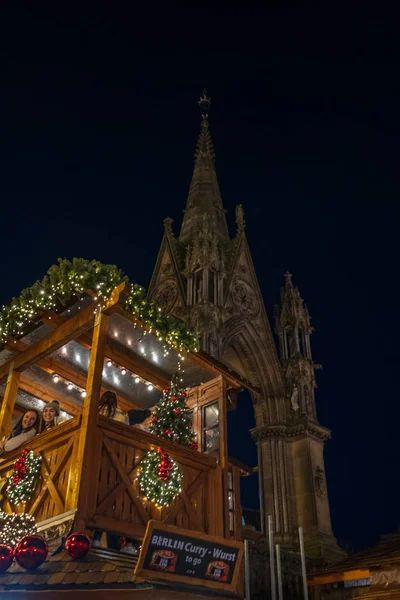 Vánoční trhy na Albert Square v blízkosti radnice Manches — Stock fotografie