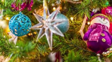 Mor renkli Duruş Hareketi videosuyla süslenmiş Noel Ağacı. Tanınmış mor bir kardan adam. Yıldız ve dekoratif mor toplar.