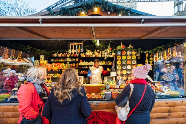Albert Meydanı 'nda, Belediye Binası yakınlarındaki Noel Pazarı