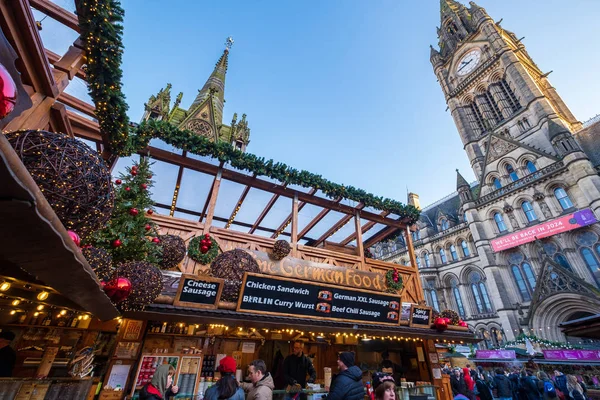 Mercados de Navidad en Albert Square cerca del Ayuntamiento de Manches — Foto de Stock