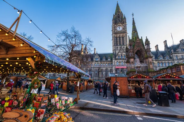 Mercados de Navidad en Albert Square cerca del Ayuntamiento de Manches — Foto de Stock