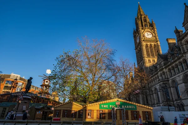 Mercados de Navidad en Albert Square cerca del Ayuntamiento de Manches — Foto de Stock