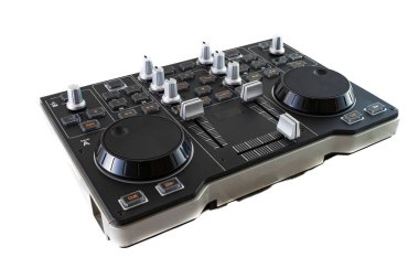 Beyaz arkaplanda taşınabilir DJ Denetim Karıştırıcısı.