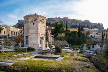 Rüzgar-tanrılara Roman Agora ve Akropol backg Kulesi