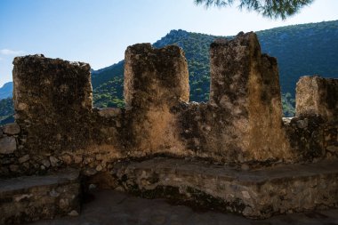 Kyrenia dağları, Kıbrıs - 10 Ocak 2020: Kyrenia yakınlarındaki Kıbrıs Rum Kesimi 'nin Kyrenia sıradağlarında yer alan Saint Hilarion Kalesi kalıntıları.