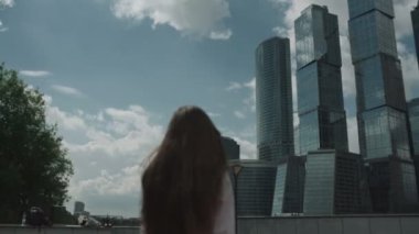 İş kadını şehirde işe gider