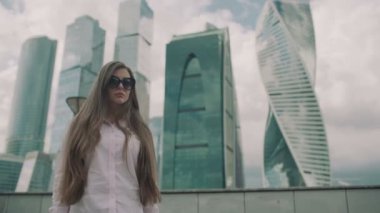 Şehirde bir çanta ile iş kız gider