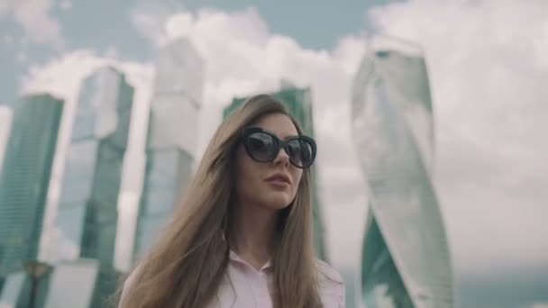 Üzleti lány egy zsák megy a városban — Stock videók