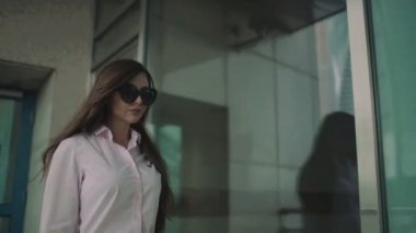 Şehirde bir çanta ile iş kız gider