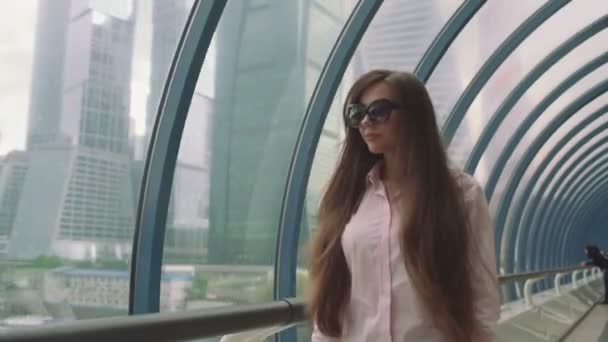 Бізнес дівчина з сумкою йде в місто — стокове відео