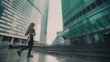 Ağır çekim. Şehirde uzun saçlı genç seksi kız. Swordbelt