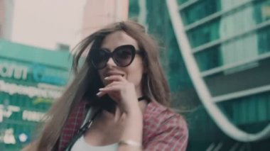 Ağır çekim. Şehirde uzun saçlı genç seksi kız. Swordbelt