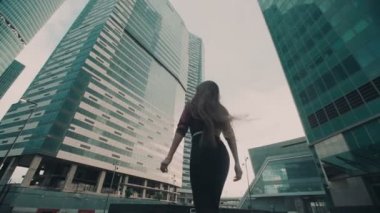 Ağır çekim. Şehirde uzun saçlı genç seksi kız. Swordbelt