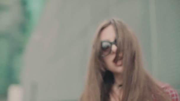 Zeitlupe. junges sexy Mädchen mit langen Haaren in der Stadt. Schwertgürtel — Stockvideo