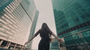 Ağır çekim. Şehirde uzun saçlı genç seksi kız. Swordbelt