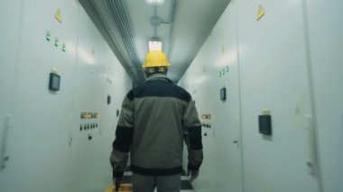 adam elektrik panosuna gider