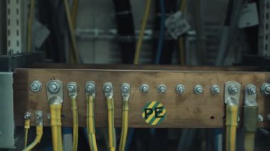 Elektrik ölçme donatımı yapan erkek