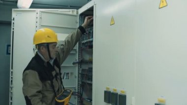 Elektrik ölçme donatımı yapan erkek