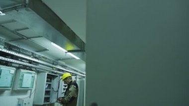 Elektrik ölçme donatımı yapan erkek
