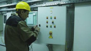 Elektrik ölçme donatımı yapan erkek