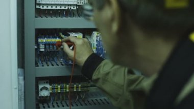 Elektrik ölçme donatımı yapan erkek