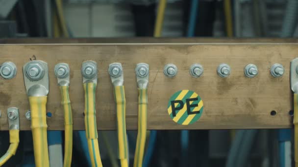 Hombre haciendo equipo de medición eléctrica — Vídeos de Stock