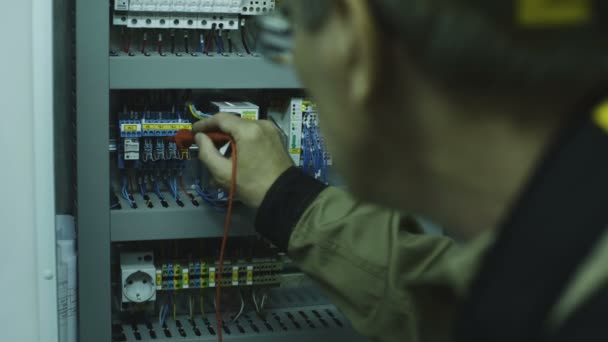 Hombre haciendo equipo de medición eléctrica — Vídeo de stock